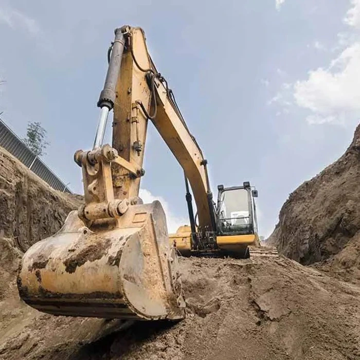 Excavadora removiendo tierra en obra